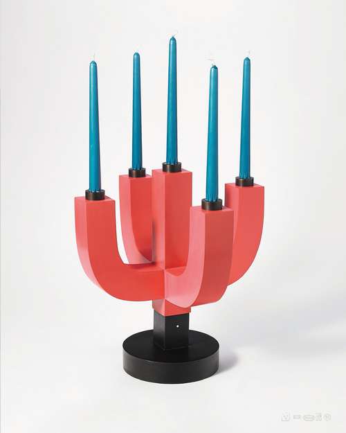 Kim Hyun Sung - Fünfarmiger Kerzenleuchter aus Holz, rot lackiert, Einsätze aus Messing, klassische Form. Kim HyunSung - Five-armed candle holder made of wood with red lacquer, insets made of brass, classic shape
