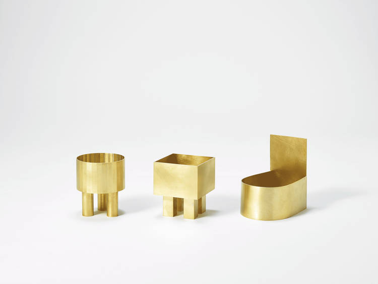 Kim Hyun Sung - Drei kleine Schalen aus Messing. Eine mit zylindrischem Gefäßkörper und drei Zylindern als Beine, eine mit eckigem Gefäßkörper mit vier eckigen Beinen, eine in der Form eines alten Wandwaschbeckens.