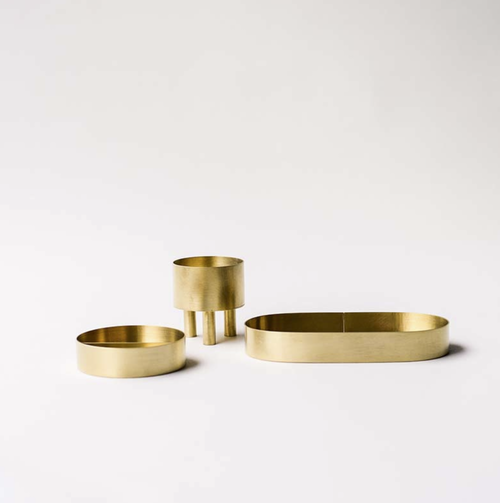Kim Hyun Sung - drei kleine Schalen aus Messing. Eine rund und flach mit gerader Wand, eine oval und flach mit gerader Wand, eine in der Form eines Zylinders mit drei zylindrischen Beinen.