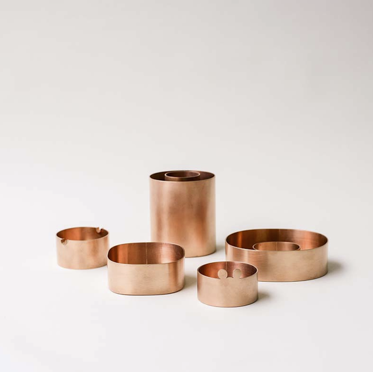 Kim Hyung Sung - Fünf Gefäße aus Kupfer. Zwei davon runde niedrige Aschenbecher, einer mit kleinen runden Ohren als Ablage. Die anderen drei ovale Gefäße, zwei niedrige, ein hohes. Das hohe und ein niedriges als Ring gearbeitet.